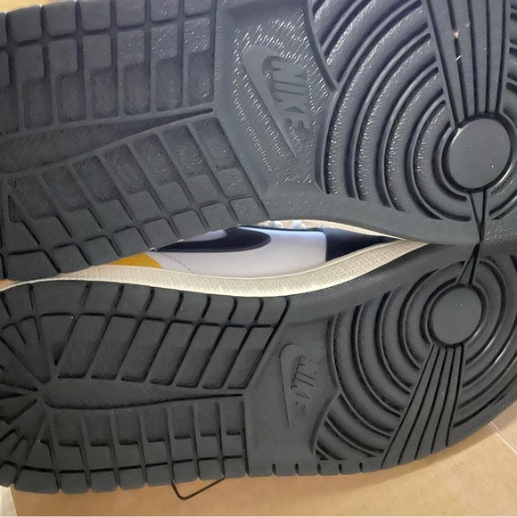 Air Jordan 1 High - Volt - Picture 4 of 4